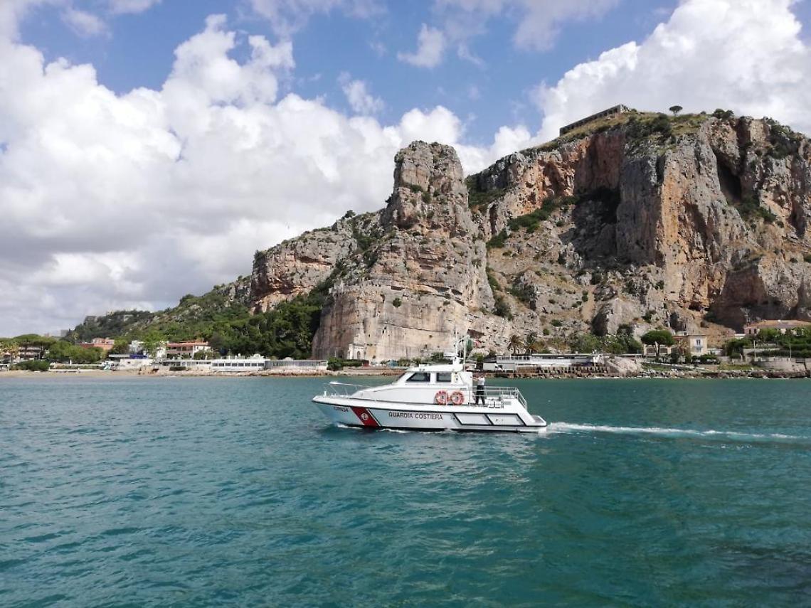 Accusa un malore in barca, muore un uomo di 74 anni