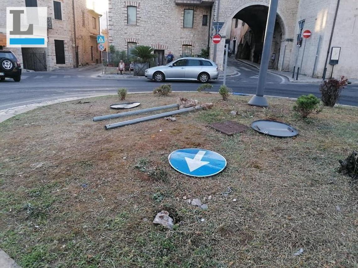 Segnaletica abbattuta durante i festeggiamenti per l'Italia