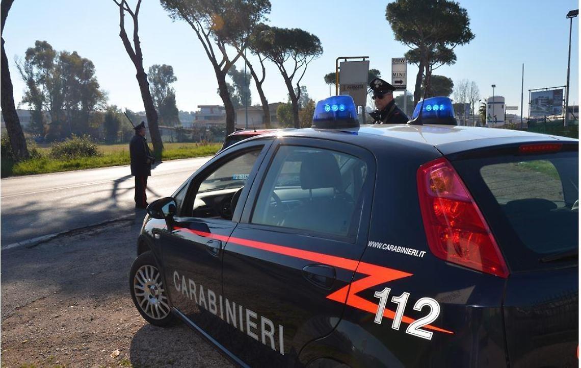 Ruba capi di abbigliamento e fugge in monopattino, arrestato