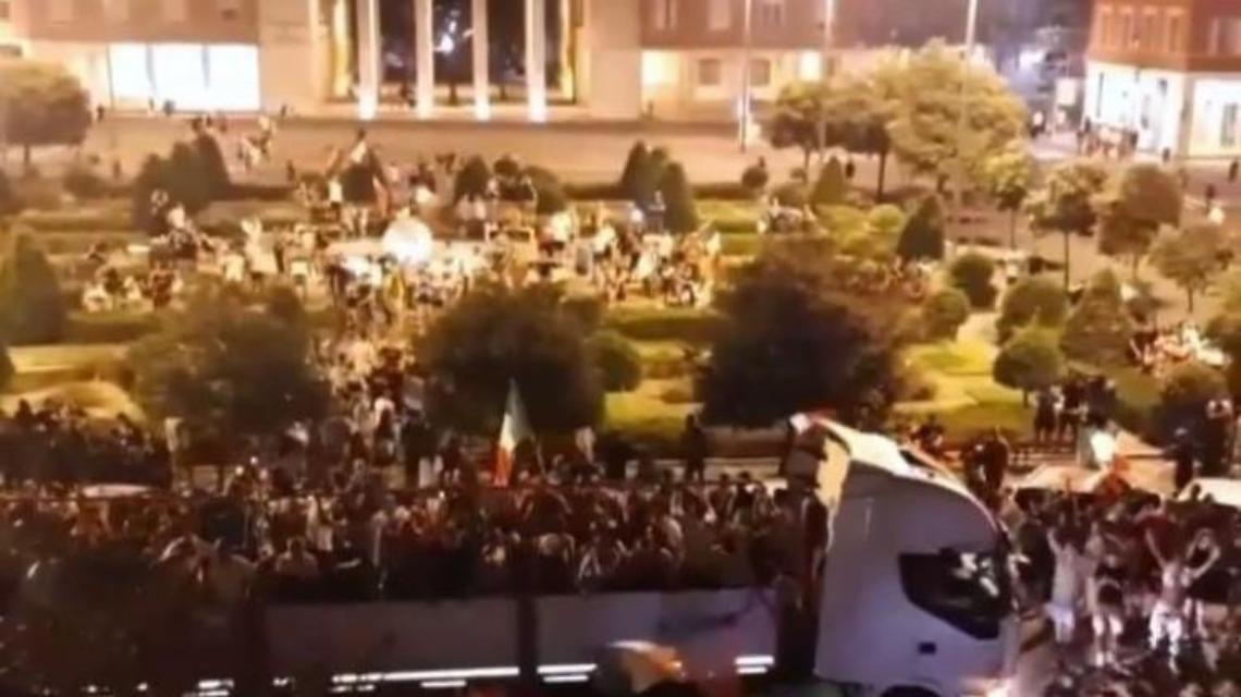 Festeggiamenti per l'Italia a bordo di un camion, denunciato il conducente