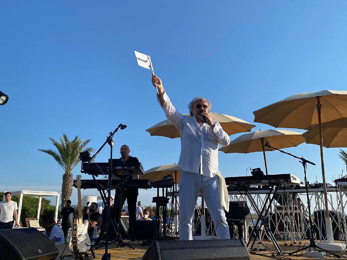 Jerry Calà e la sua comicità sul palco del Leolo Beach Club di Latina