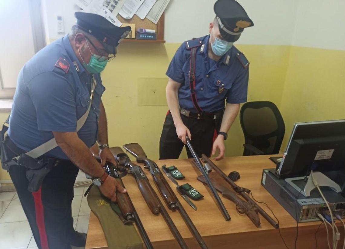 Fucili rubati trovati nel deposito: armi sequestrate e una denuncia