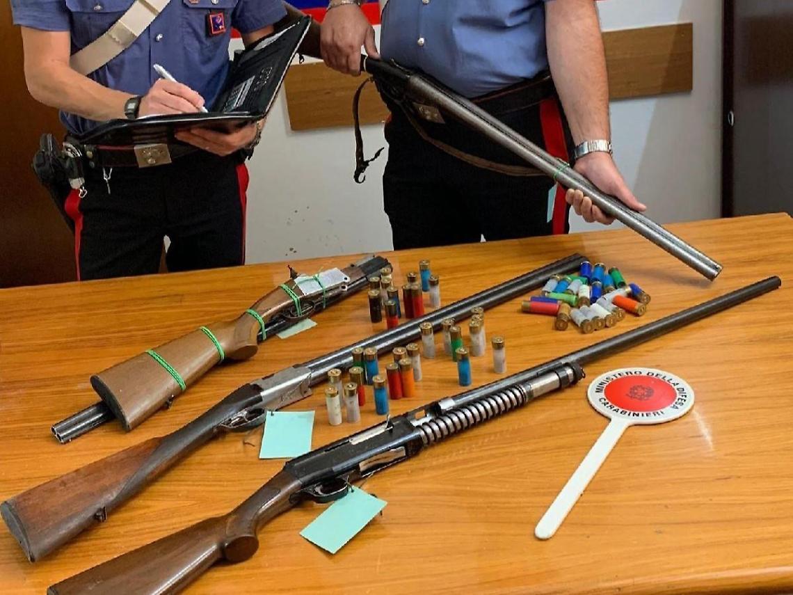 Sottrae fucile e munizioni al padre, poi fugge: arrestato dai carabinieri