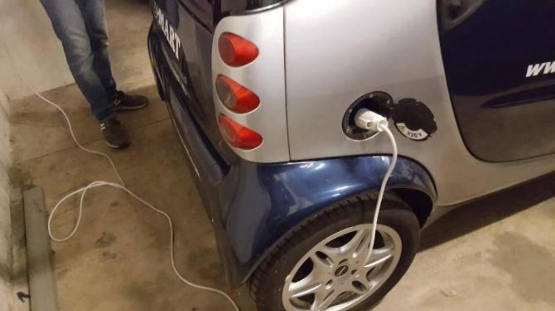 Turisti a caccia delle colonnine per ricaricare l'auto elettrica