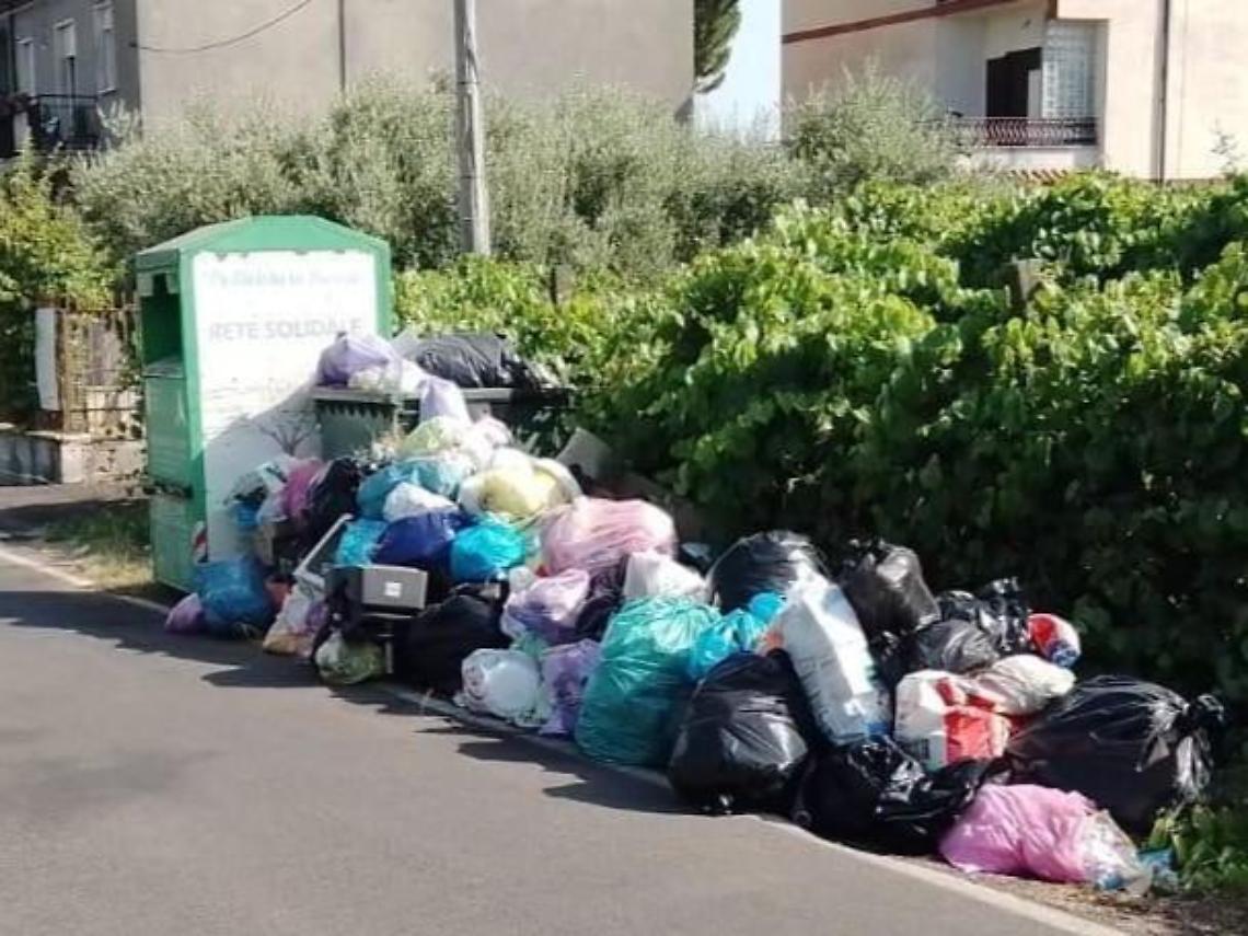 Troppi rifiuti riversati in strada, disposta la chiusura di via Marconi