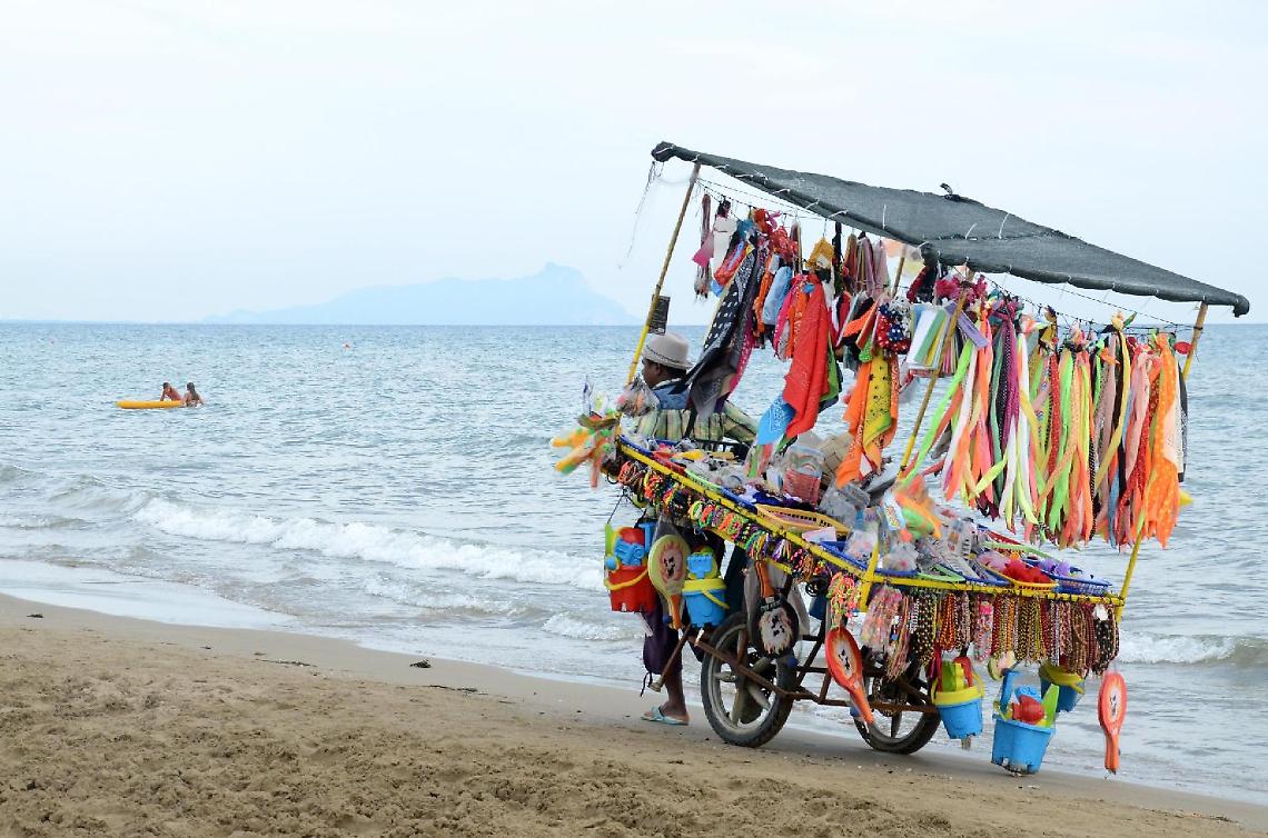 Rischia di annegare in mare, bambino salvato dal venditore ambulante