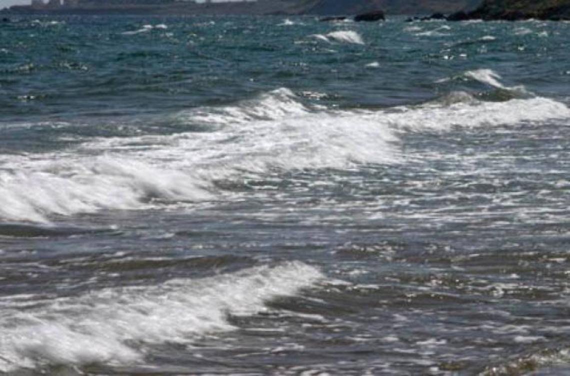 Rischia di annegare in mare, anziano salvato da due bagnini