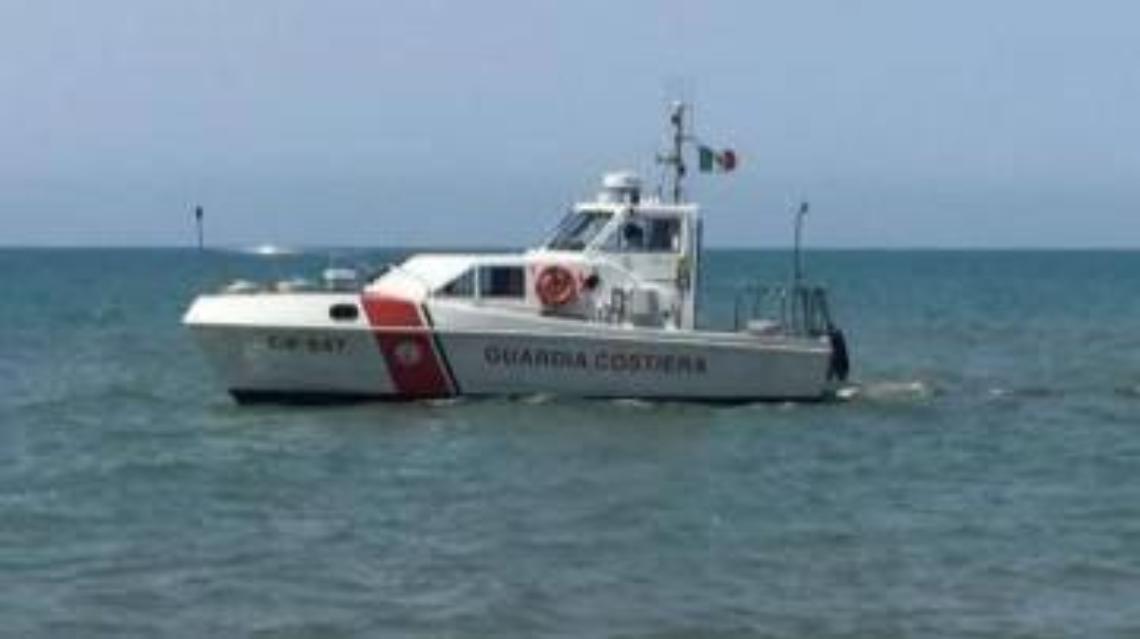Il corpo senza vita di un uomo trovato a riva