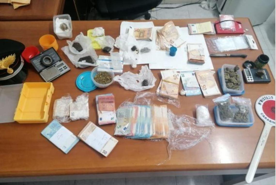 Due arresti e tre denunce per detenzione di droga ai fini di spaccio