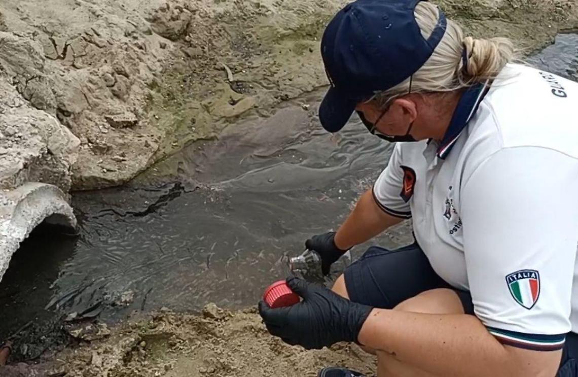Altro liquame sulla spiaggia di Vindicio, scatta l'ordinanza