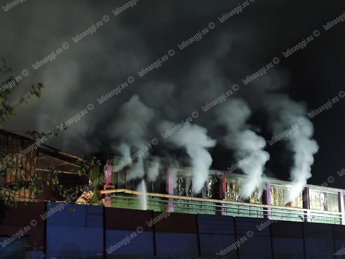 Incendio Sep, l'ordinanza di Medici: "Non uscire e non aprire finestre"