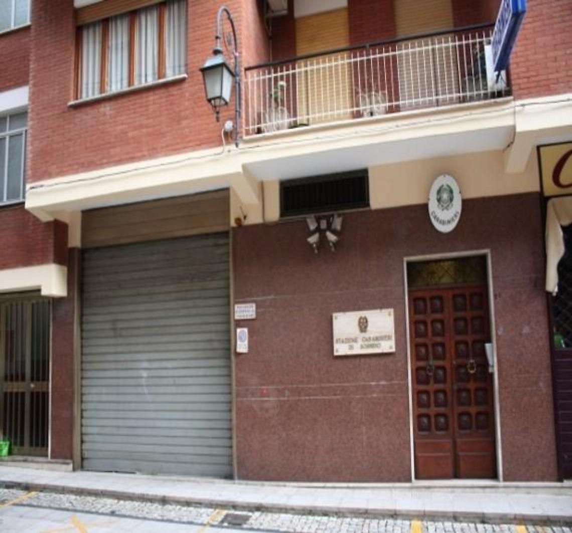 Aggredisce la compagna, rapina due donne e resiste all'arresto