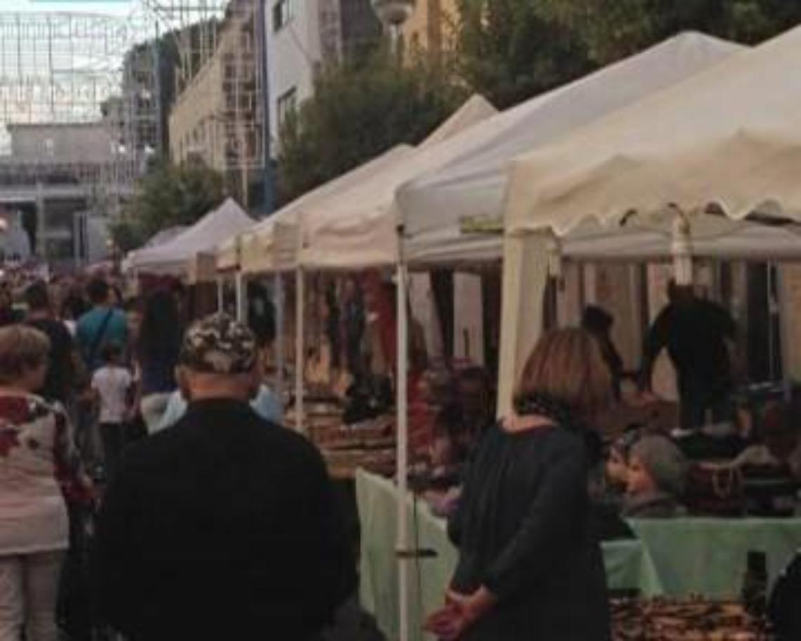 Gli offrono cibo, lui ringrazia urinando