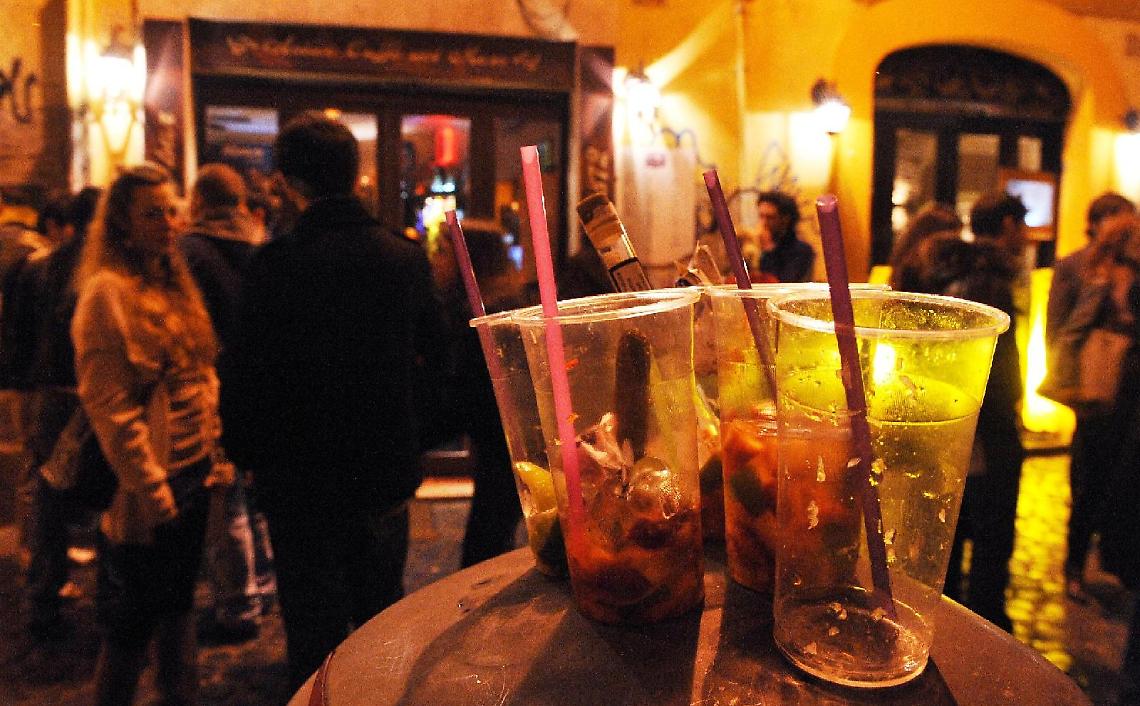 Cocktail con vodka somministrato a minori, denunciato il proprietario di un bar