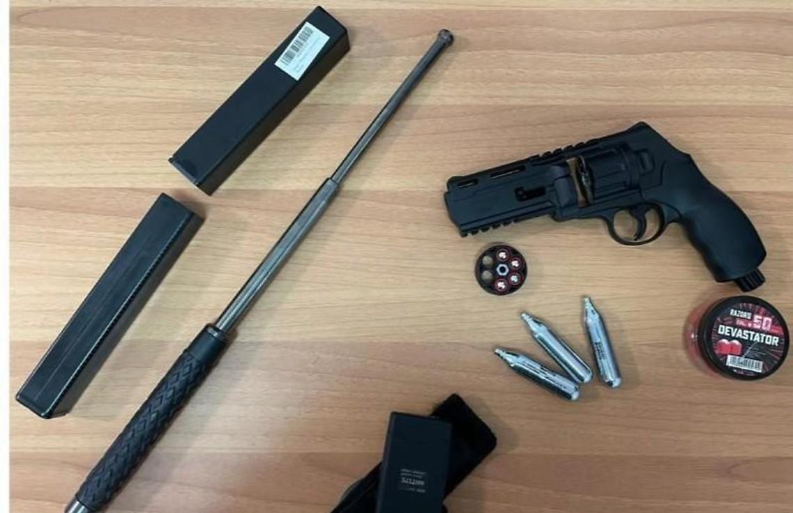 Minaccia un collega di lavoro con un taser, denunciato un 20enne di Gaeta
