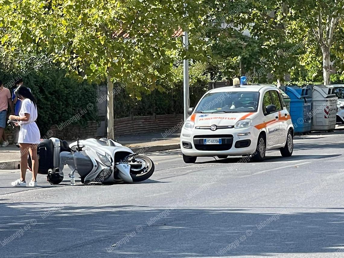 Con la microcar senza patentino si scontra con un maxi scooter