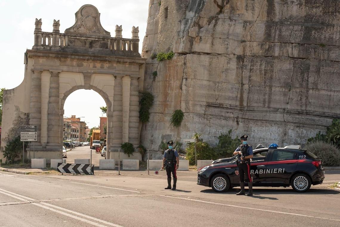 Fermato su un veicolo rubato dove nascondeva armi e droga: arrestato