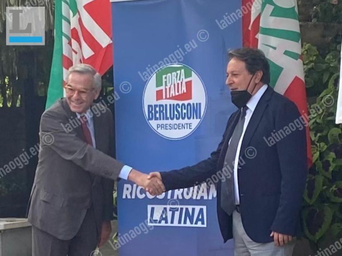 Stretta di mano tra Zaccheo e Fazzone. “Divisioni superate per il bene di Latina”
