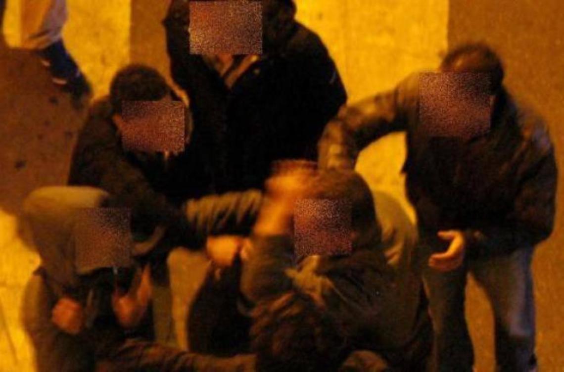 La rissa stavolta finisce a bottigliate in testa
