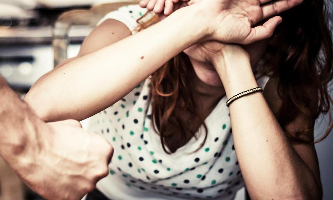 Picchia la ex compagna incinta, denunciato un 24enne straniero