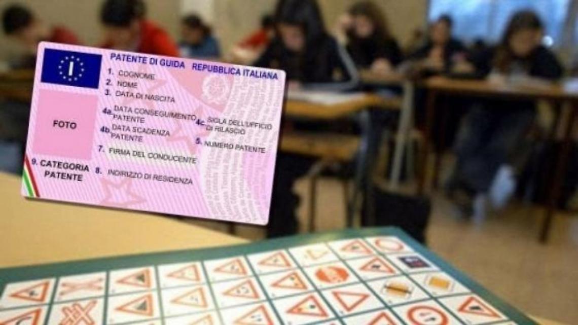 All'esame per la patente con microcamera e ricetrasmittente: denunciato