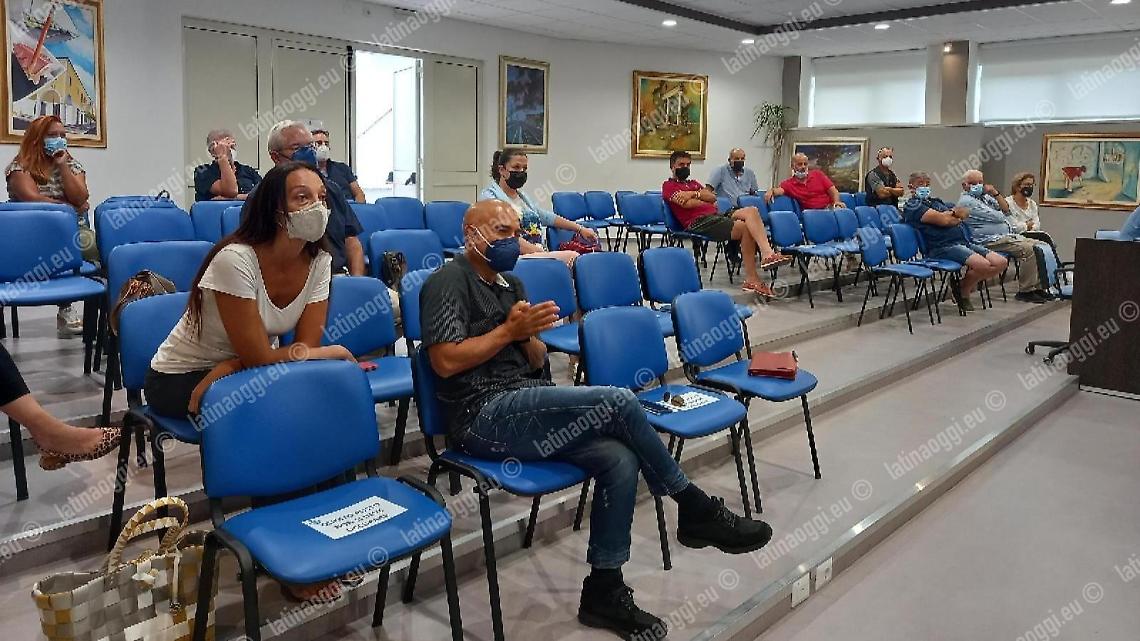 I comitati durante l'incontro in aula consiliare