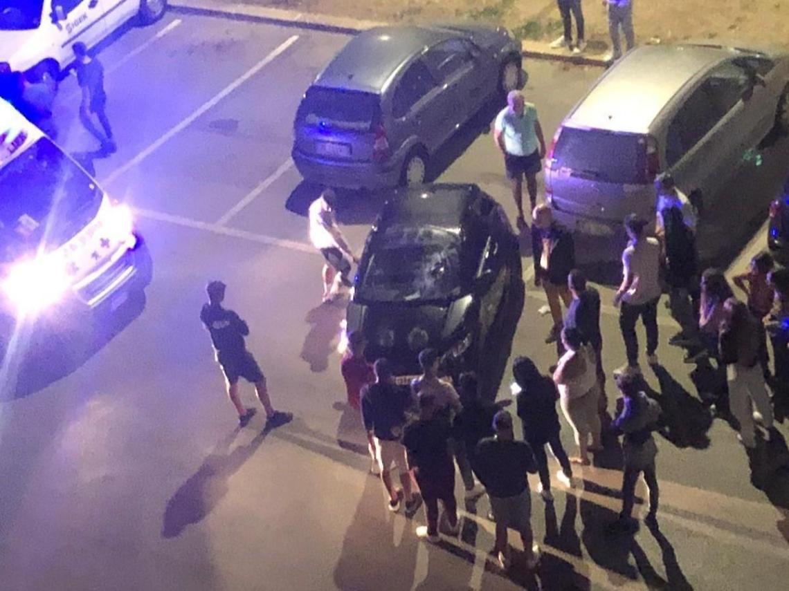 Centra una minicar facendola ribaltare, poi fugge senza prestare soccorso