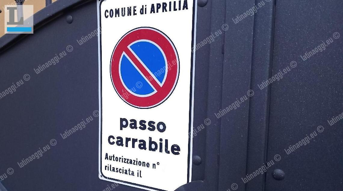 Passi carrabili, il Comune di Aprilia ammette gli errori: scontro in Consiglio