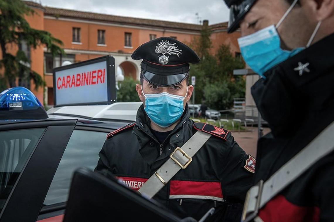 Aggredisce la moglie e i carabinieri intervenuti sul posto: arrestato
