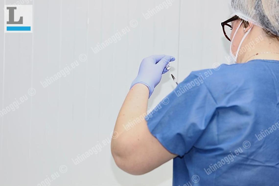Terza dose prenotata, ma i vaccini non si fanno. Anziani mandati a casa