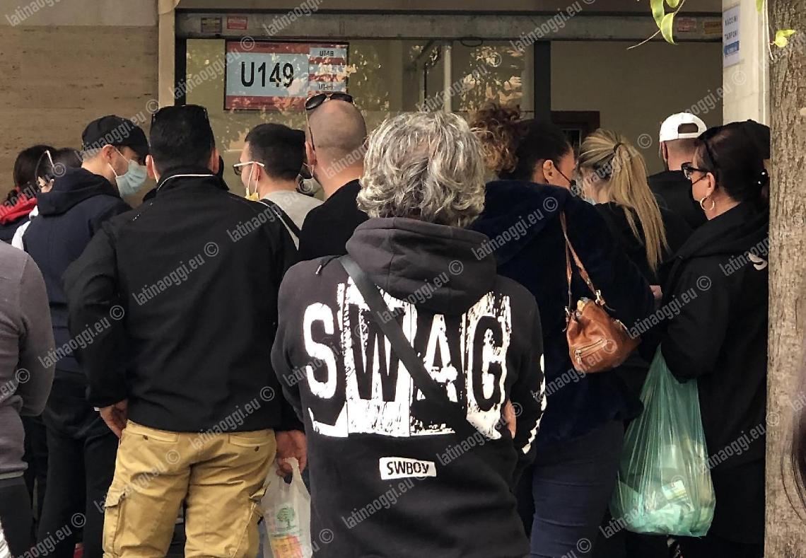 Senza Green pass, tutti in coda in farmacia per il tampone