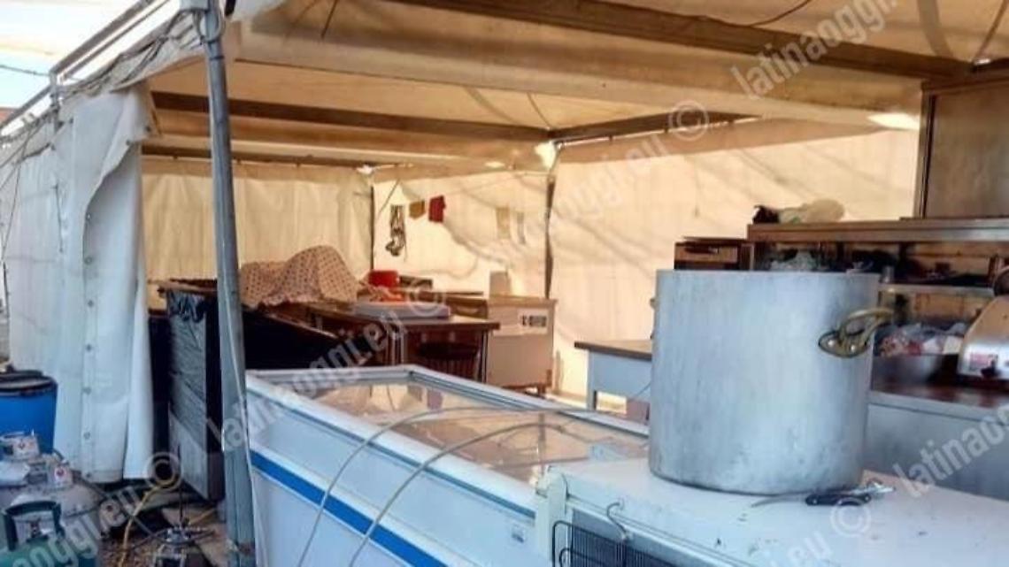 Vandali al centro sociale di Le Castella, danni e furto