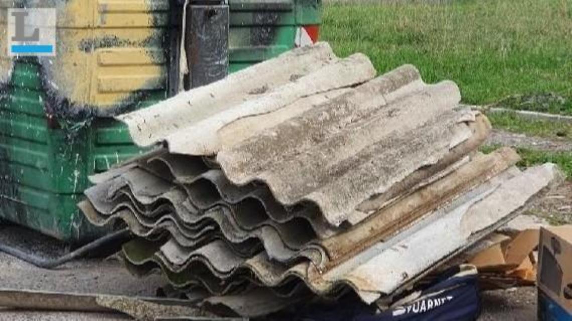 Abbandonate vicino a dei cassonetti  lastre di eternit, la rimozione