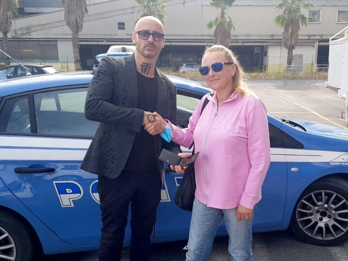 Trova un portafoglio con 500 euro, chiama la polizia e lo restituisce