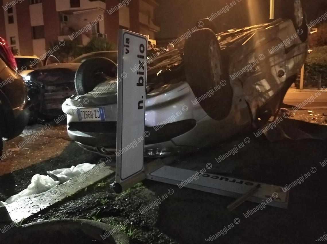 Incidente tra due auto all'incrocio di via Bixio: tre feriti
