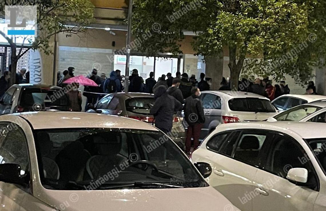 Green pass, sabato sera in fila per fare il tampone