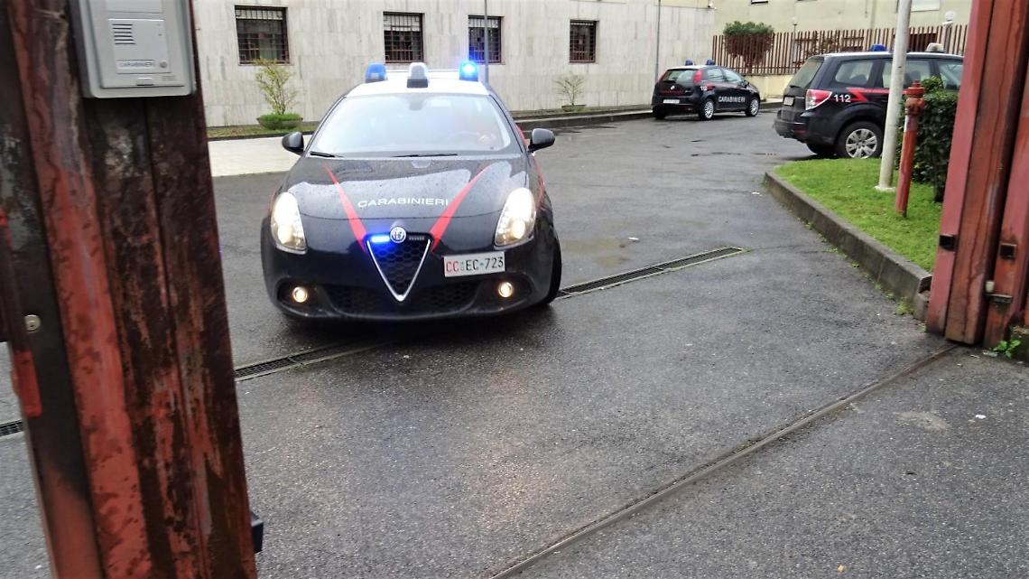 Assalto in villa in pieno giorno, rapinatori in fuga