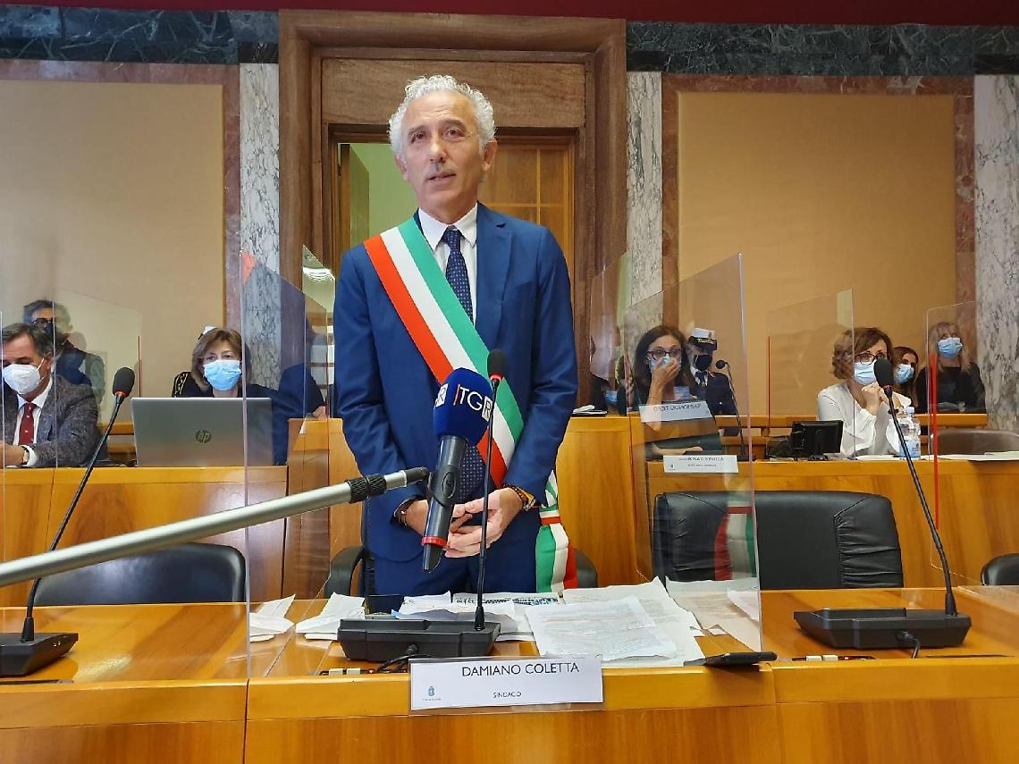 Coletta, il vestito nuovo e le parole che mancano