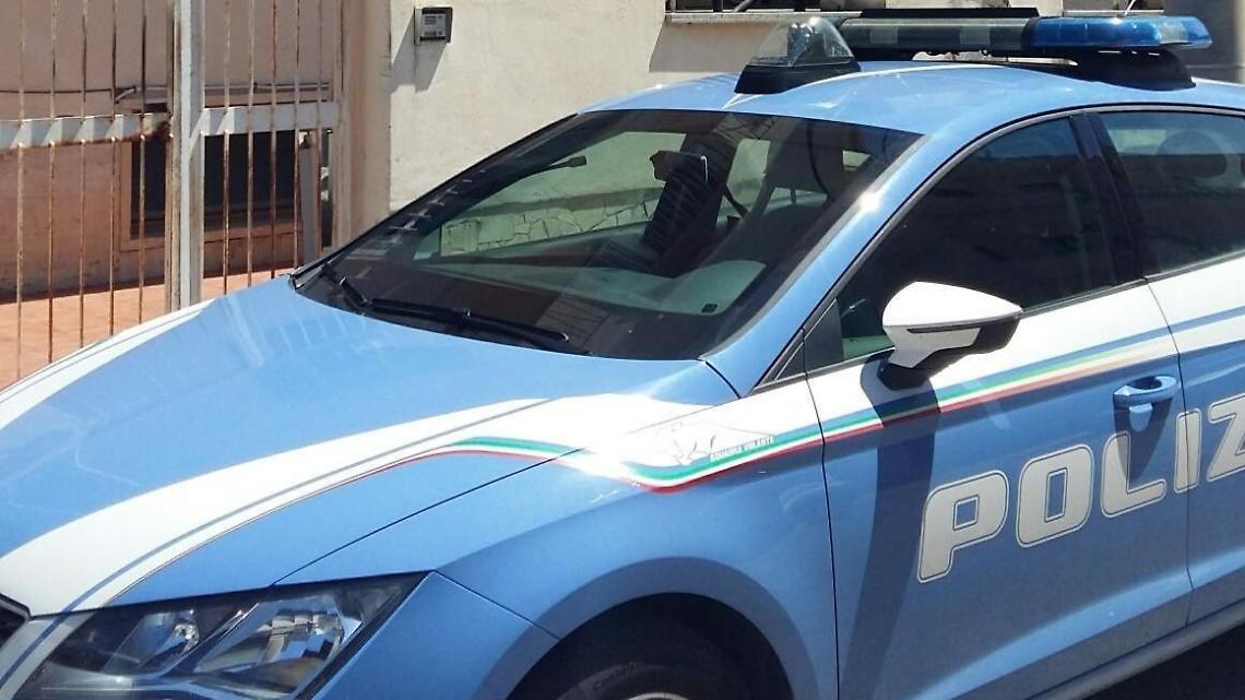 Si barrica in casa con le armi del padre, paura a Cisterna