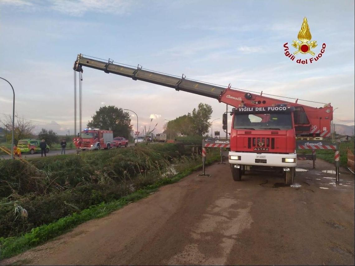 Auto in un canale, all'interno il corpo senza vita di un uomo
