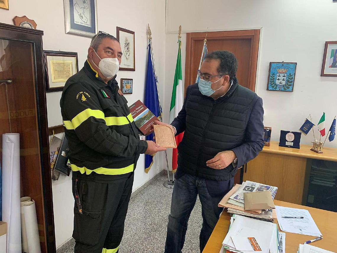 Il sindaco saluta il comandante dei vigili del Fuoco di Aprilia Claudio Pasetto