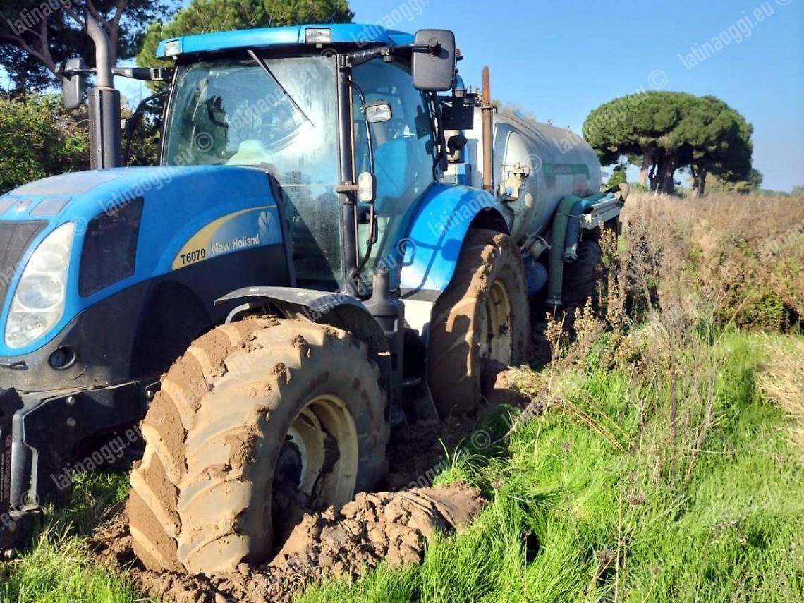 Bloccato nei campi, ladro messo in fuga abbandona il trattore rubato