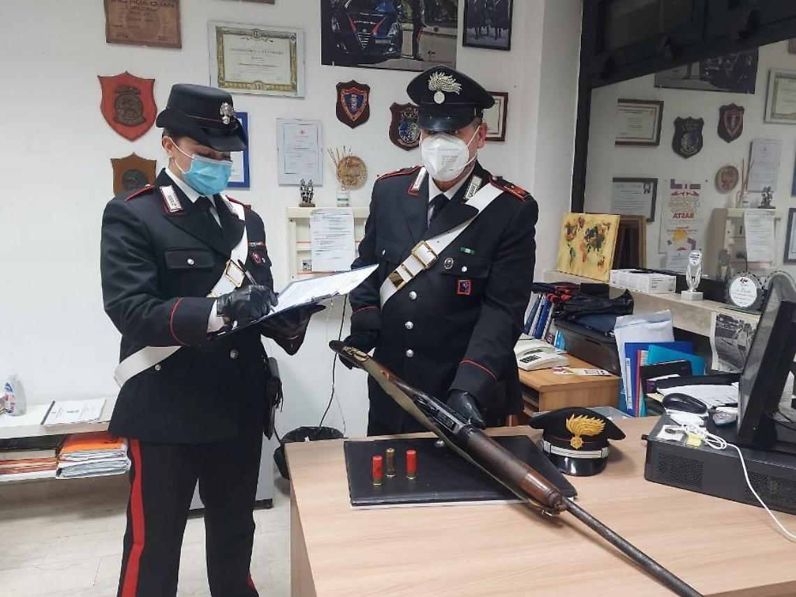 Nascondeva fucile e cartucce in un deposito per gli attrezzi, arrestato