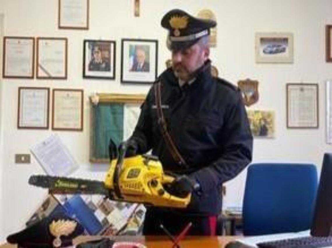 Tenta di uccidere i genitori con una motosega, arrestato