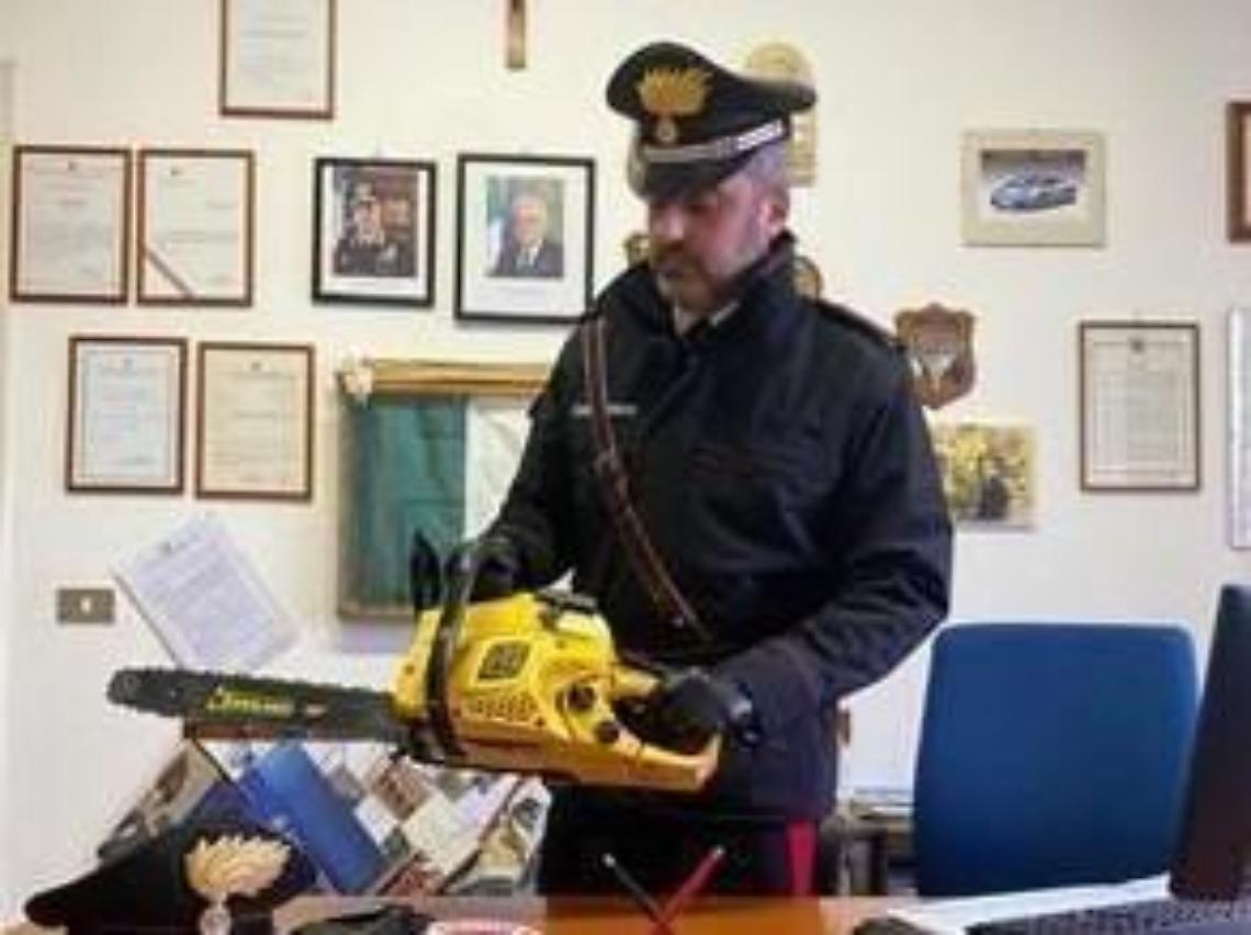 Tenta di uccidere i genitori con una motosega: non si accende, tragedia sfiorata