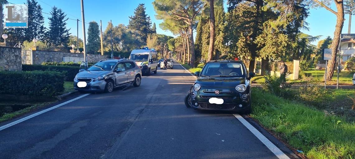 Sorpasso azzardato, finisce contro un'auto con madre e bimba a bordo