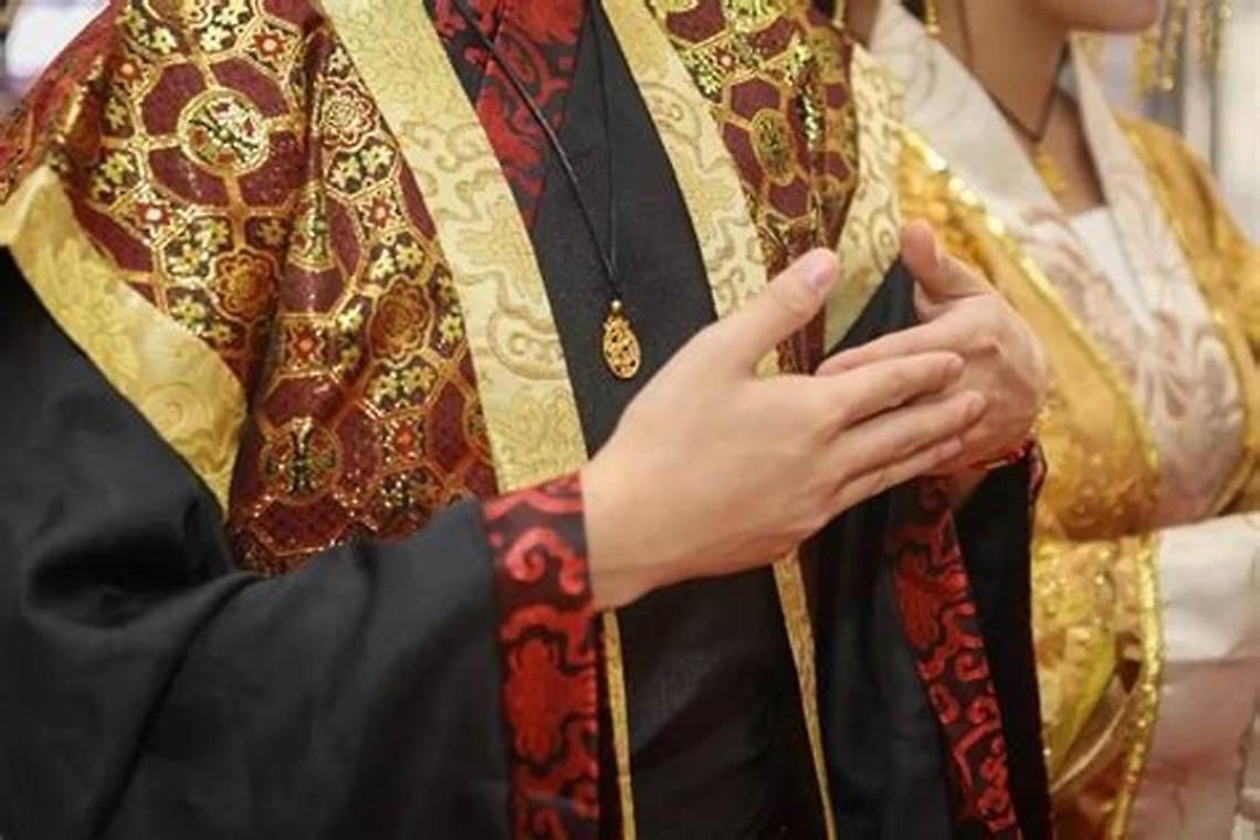 Covid, il prete ortodosso che paragona il vaccino alla Bestia Nera