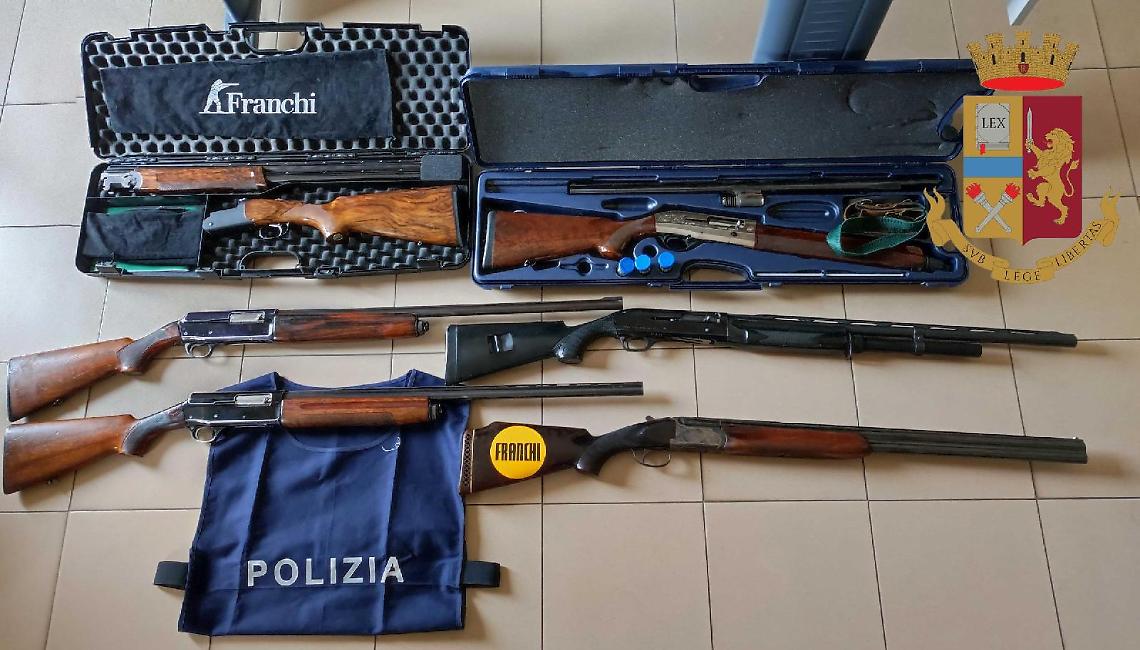Compra sei fucili da un privato ma ha l'autorizzazione scaduta: denunciati