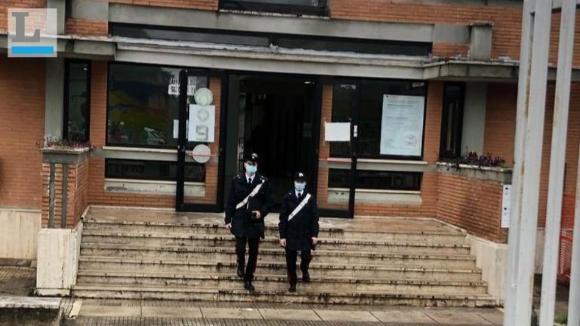 Imbrattano le aule di una scuola e si riprendono sui social: denunciati