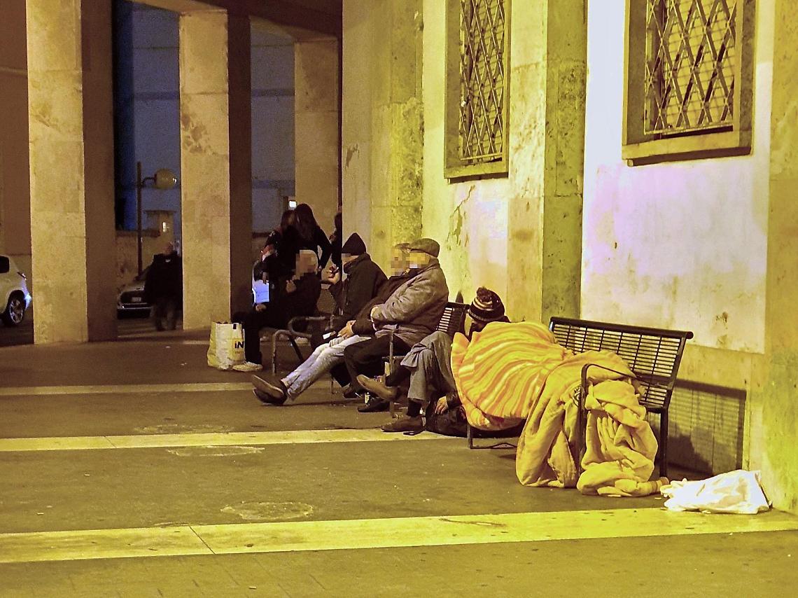 Anziani "sfrattati" dai senzatetto